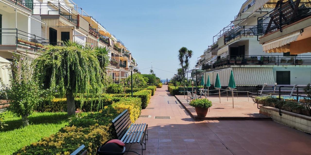 Sea Garden, Fronte Mare Con Piscina Apartment Mascali Exterior photo